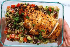 Rekomendasi salad quinoa dengan ayam panggang rendah kalori dan sayuran segar untuk diet sehat